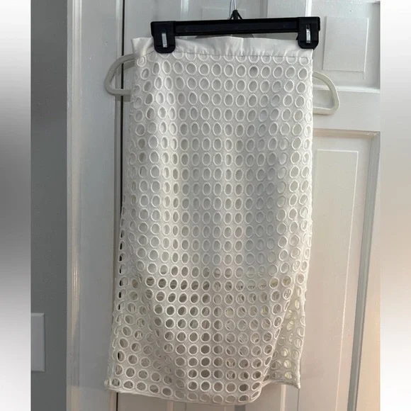 Banana Republic White Circle Lace Overlay Pencil Skirt Womens Size 12 petite - Picture 1 of 3